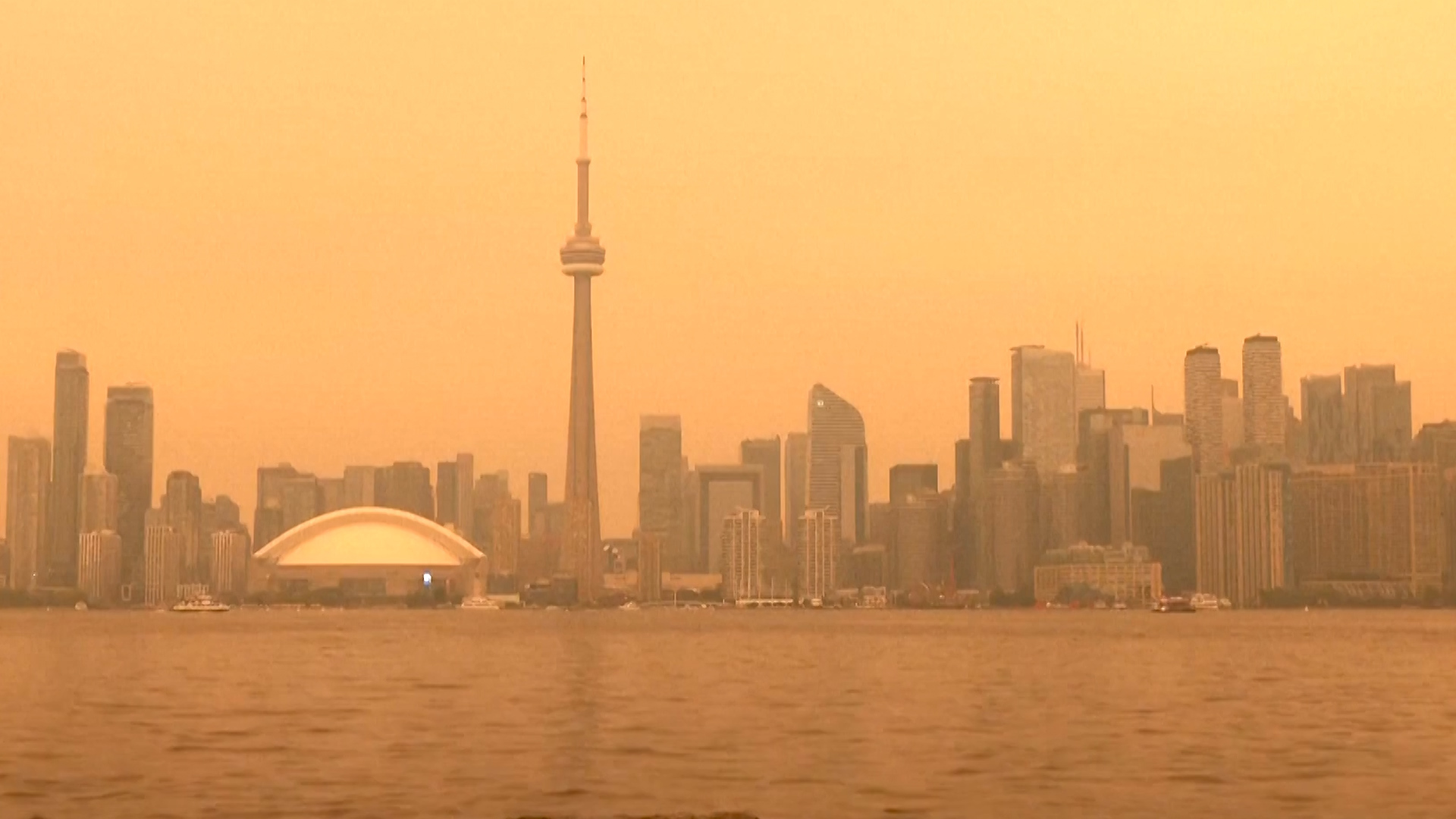 Wildfire smoke engulfs Toronto, Canada and turns its skies orange