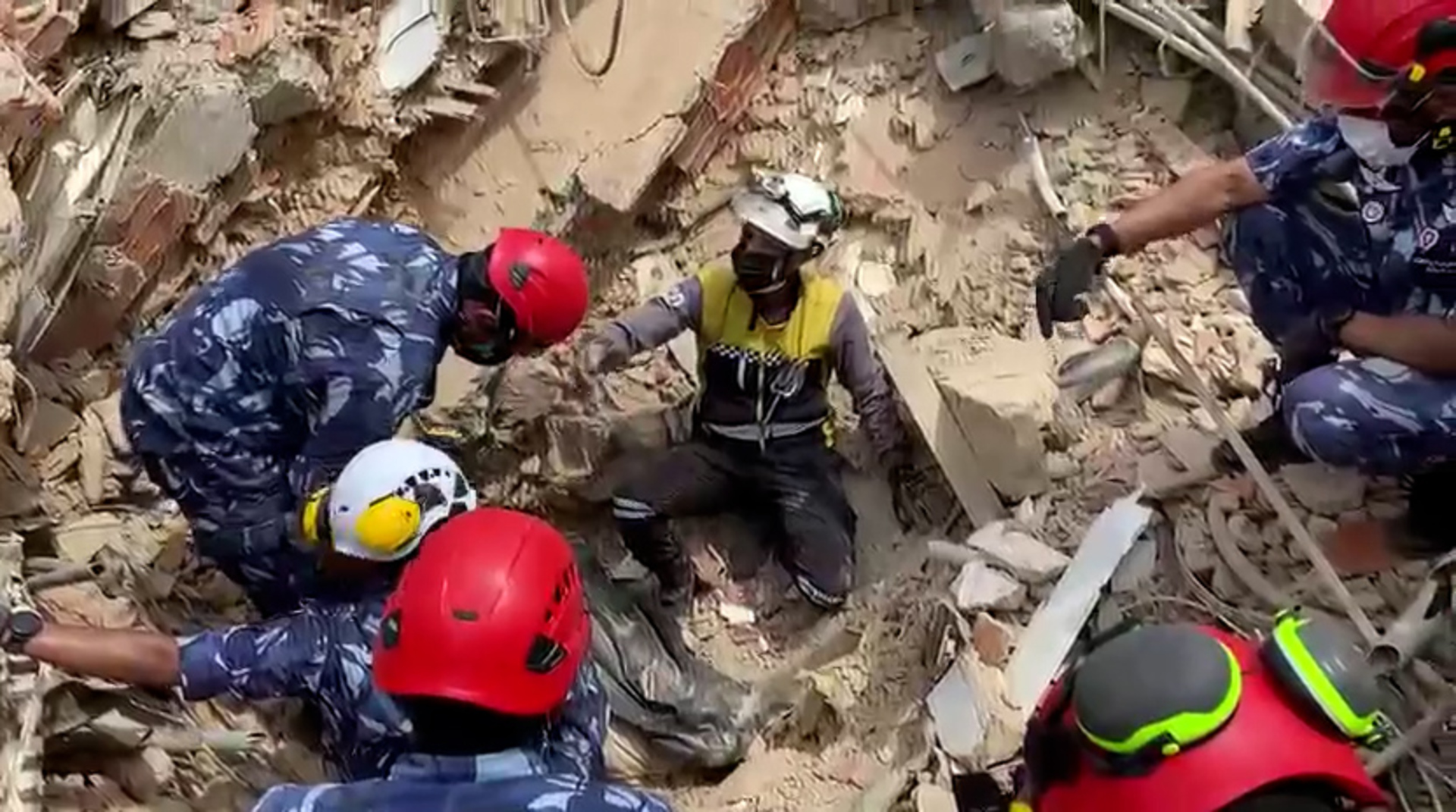 Rescuers find more bodies under rubble as Venezuela death toll rises