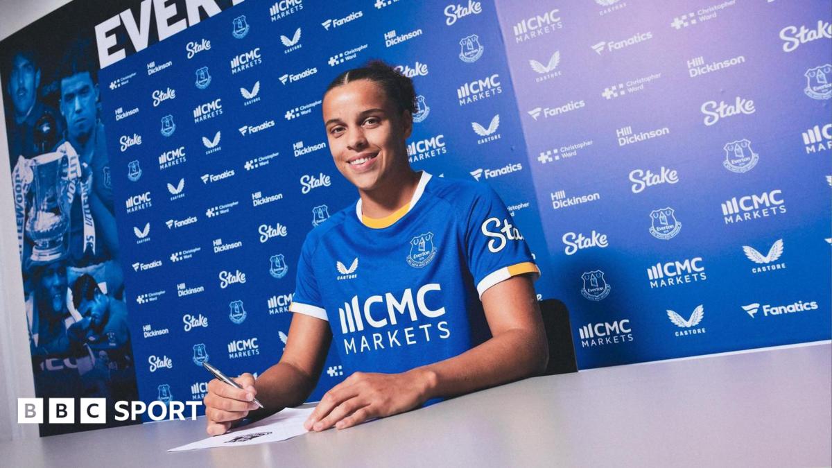 Everton sign France forward Mouchon from Leicester